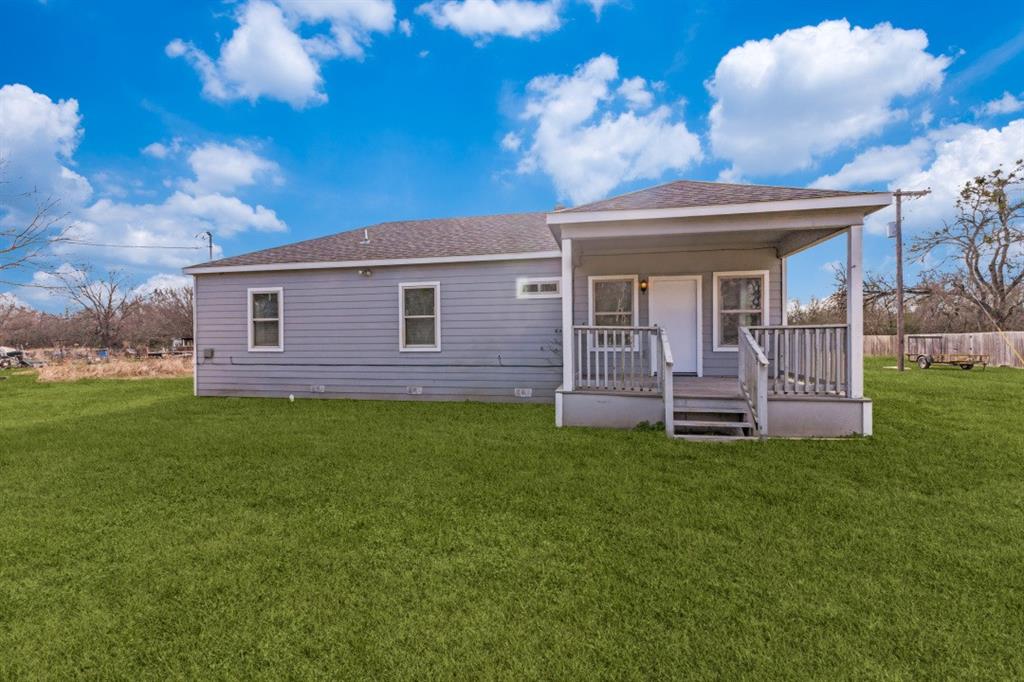 711 South 3rd Avenue East Dawson, TX 76639 - Photo 1 of 12 a view of a house with a backyard