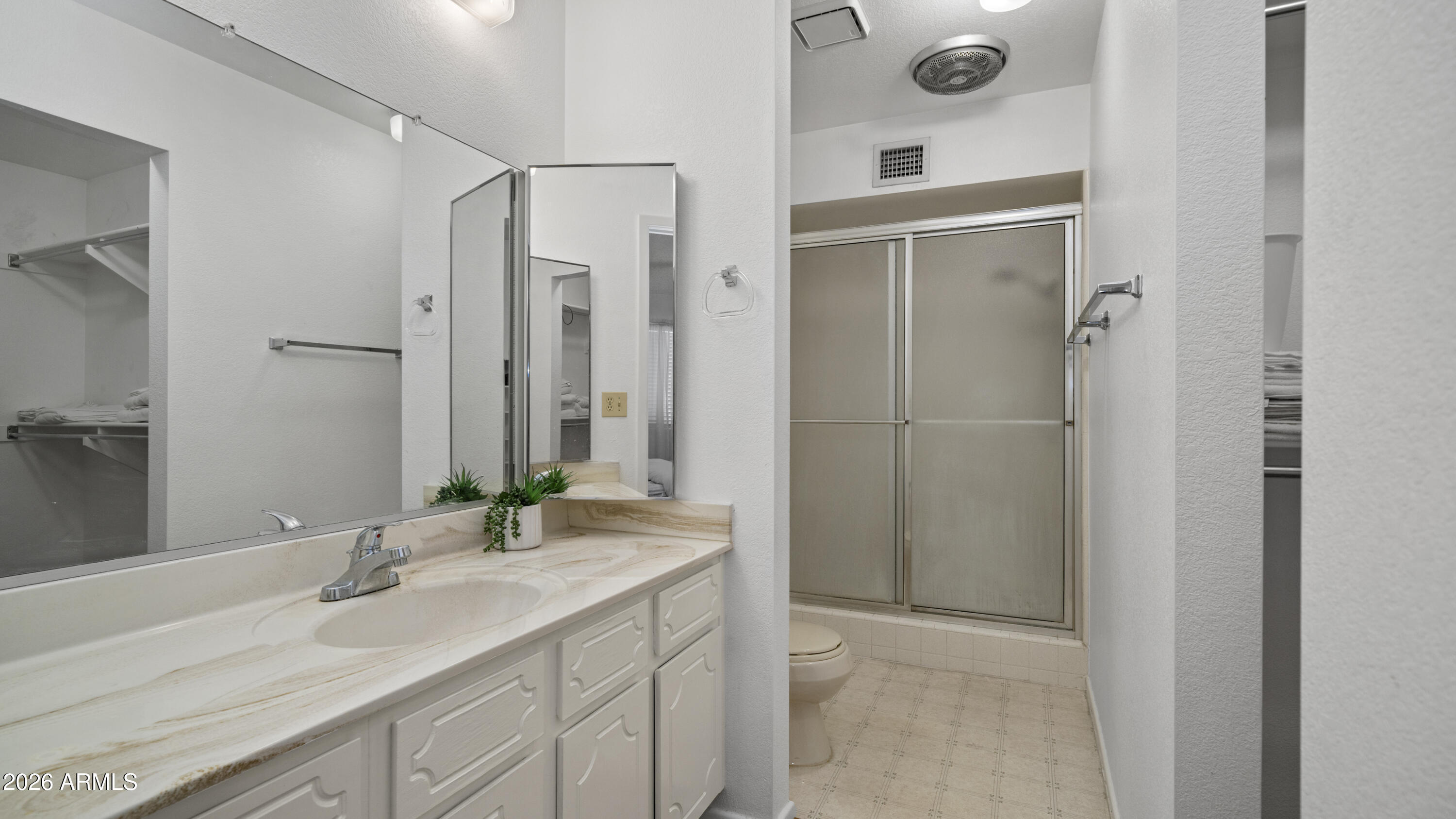 520 South Greenfield Road, Unit 22 Mesa, AZ 85206 - Photo 15 of 36 Primary Bathroom