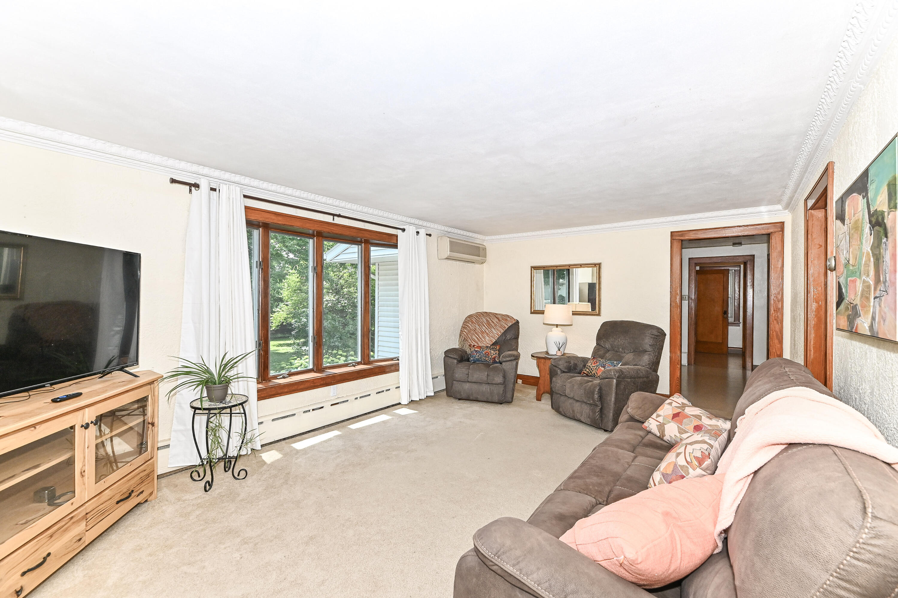 3445 South 96th Street Milwaukee, WI 53227 - Photo 9 of 52 Living Room
