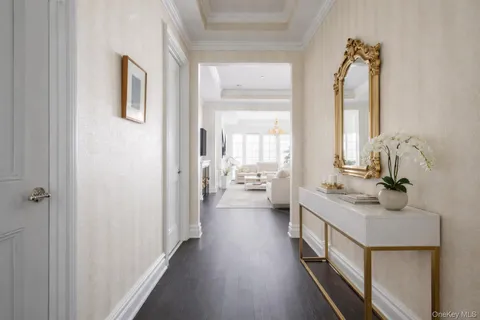 $2,398,000 | 3000 Royal Court, Unit 3201, North Hills, NY 11040