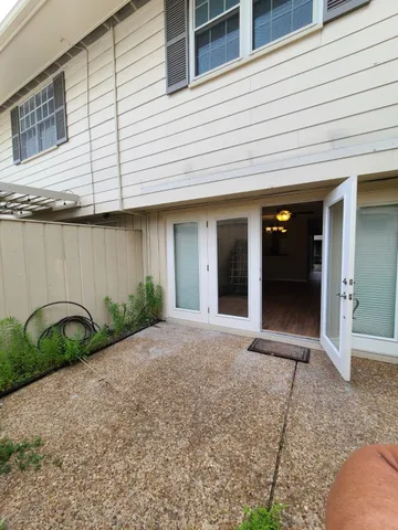 a view of a backyard with pathway