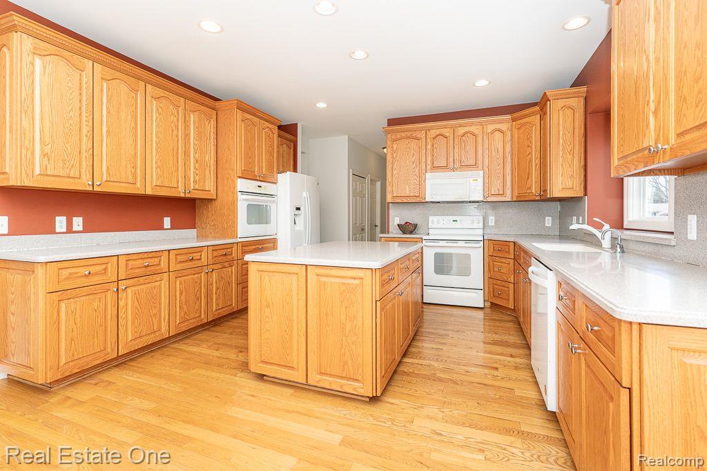 85 Orchardale Drive Rochester, MI 48309 - Photo 15 of 38 Custom Oak Cabinets with Pull-outs