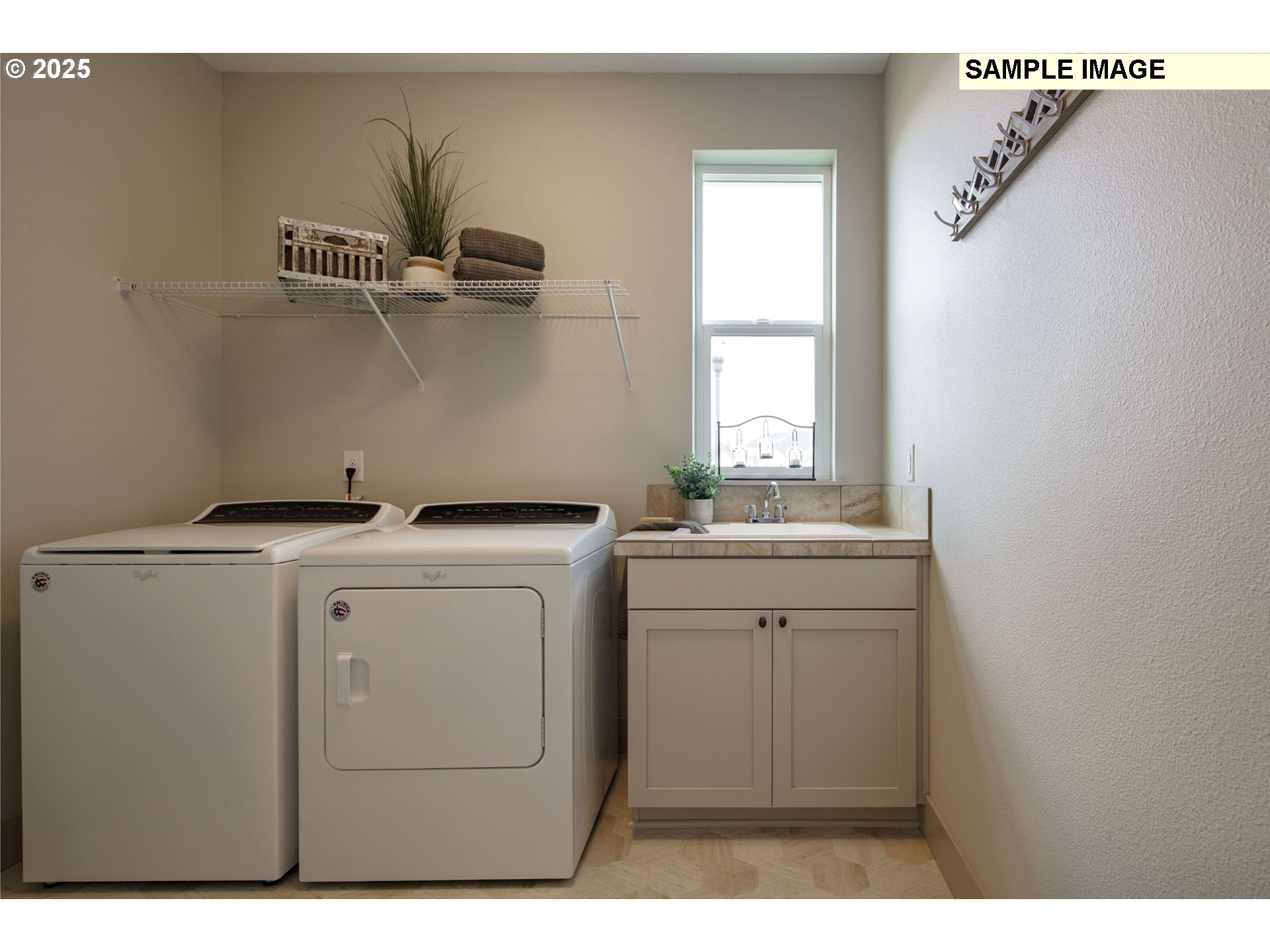 2064 South River Road Kelso, WA 98626 - Photo 13 of 18 a utility room with dryer and washer