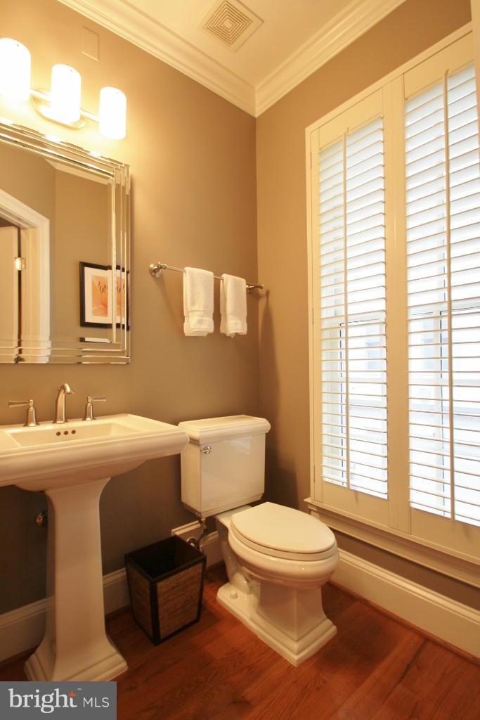 413 Princess Street Alexandria, VA 22314 - Photo 13 of 30 Powder room