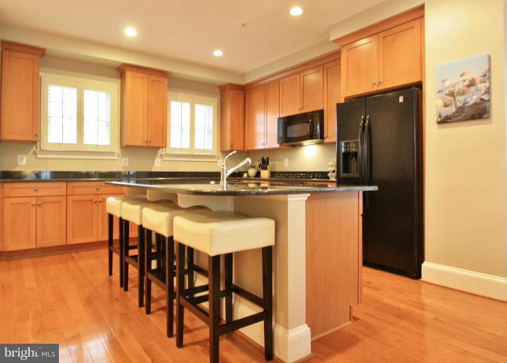 413 Princess Street Alexandria, VA 22314 - Photo 9 of 30 Maple kitchen cabinetry