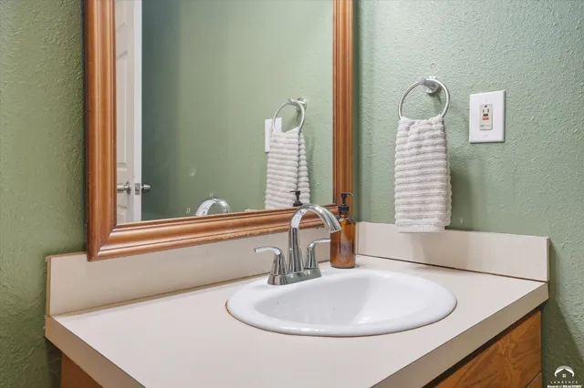 $164,500 | 230 Elmore Street, Lecompton, KS 66050