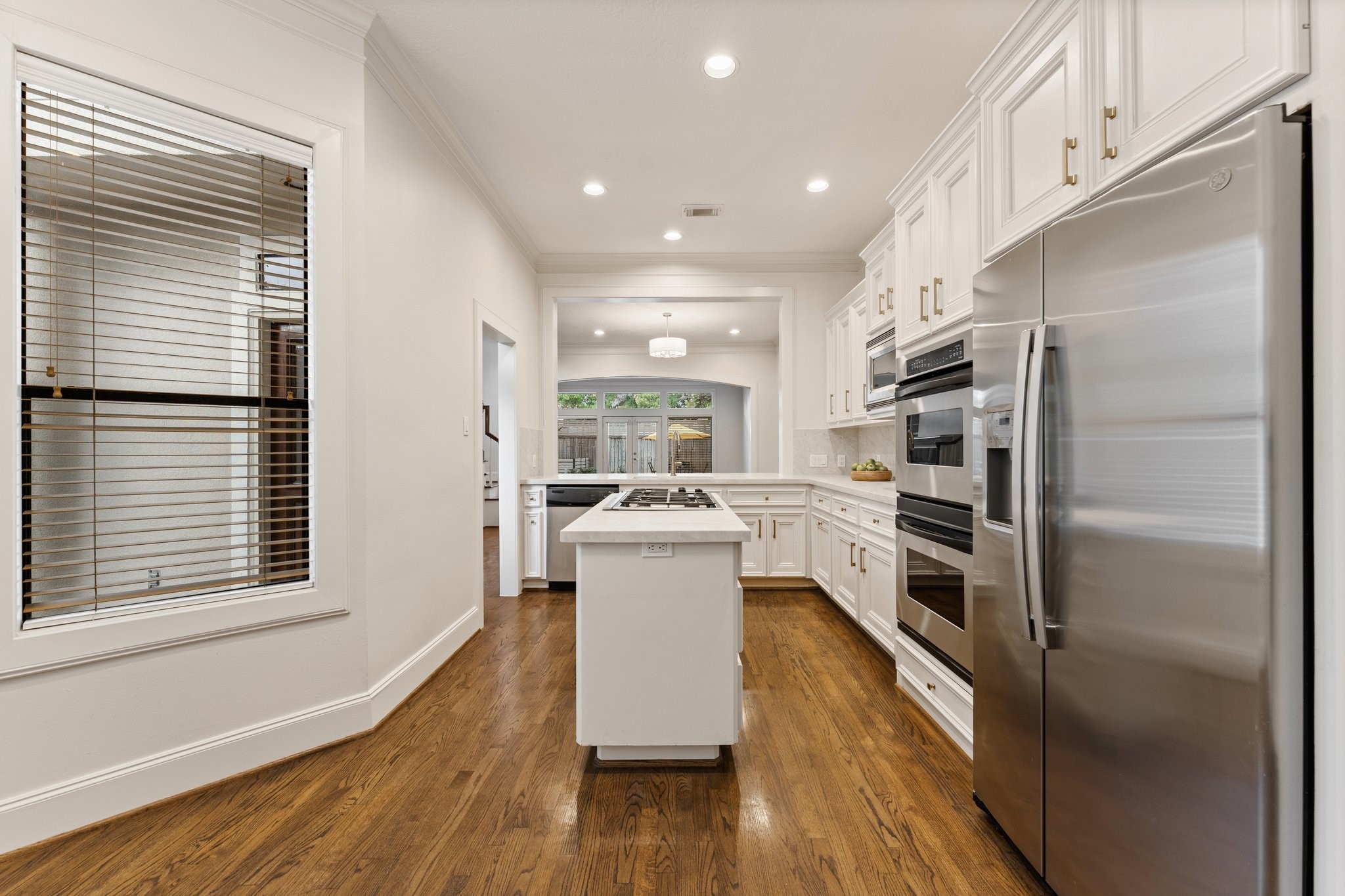 5422 Gibson Street, Unit A Houston, TX 77007 - Photo 10 of 42 Great flow from kitchen/dining/living room/backyard.