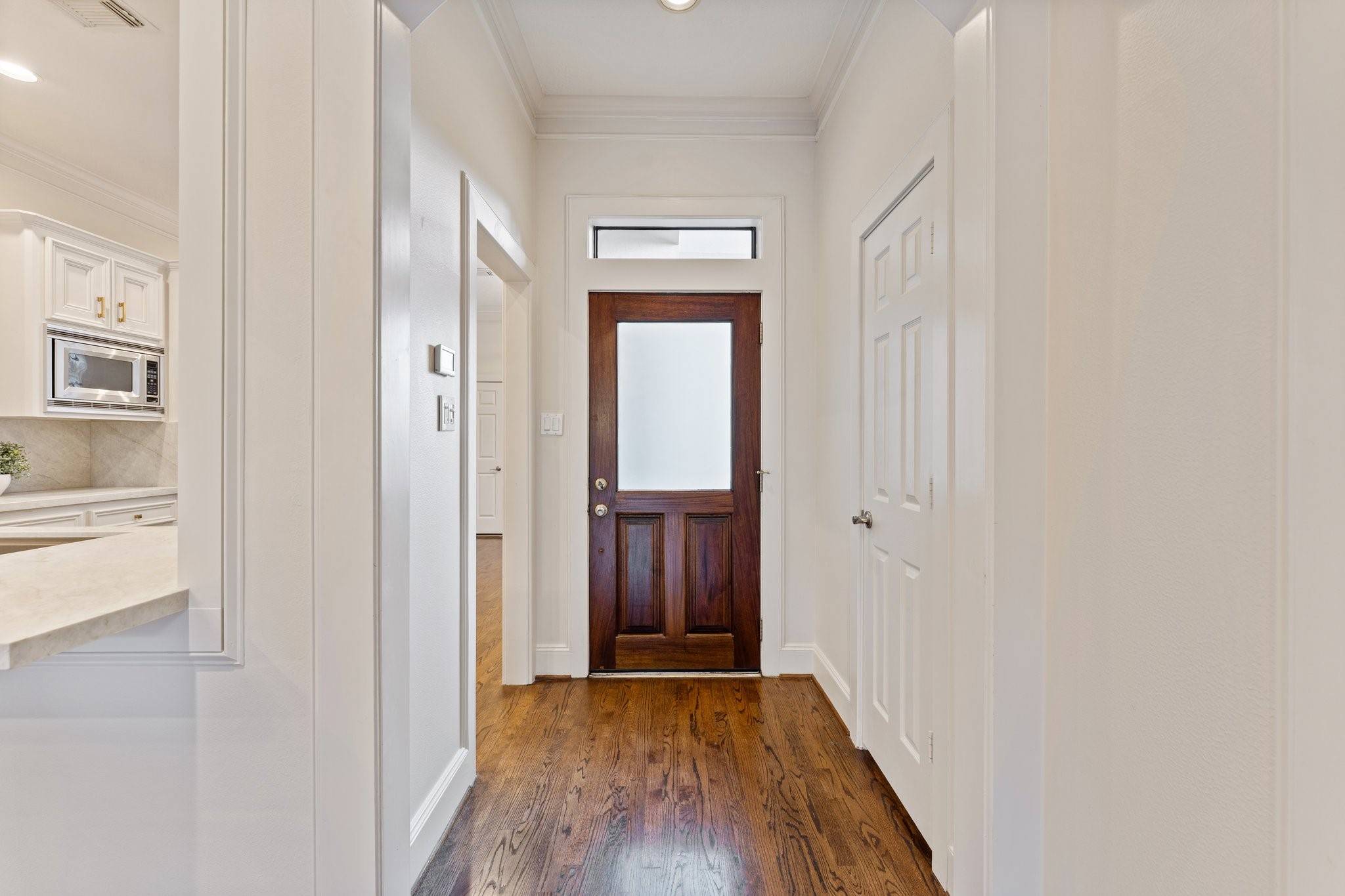 5422 Gibson Street, Unit A Houston, TX 77007 - Photo 14 of 42 Front door into foyer area.