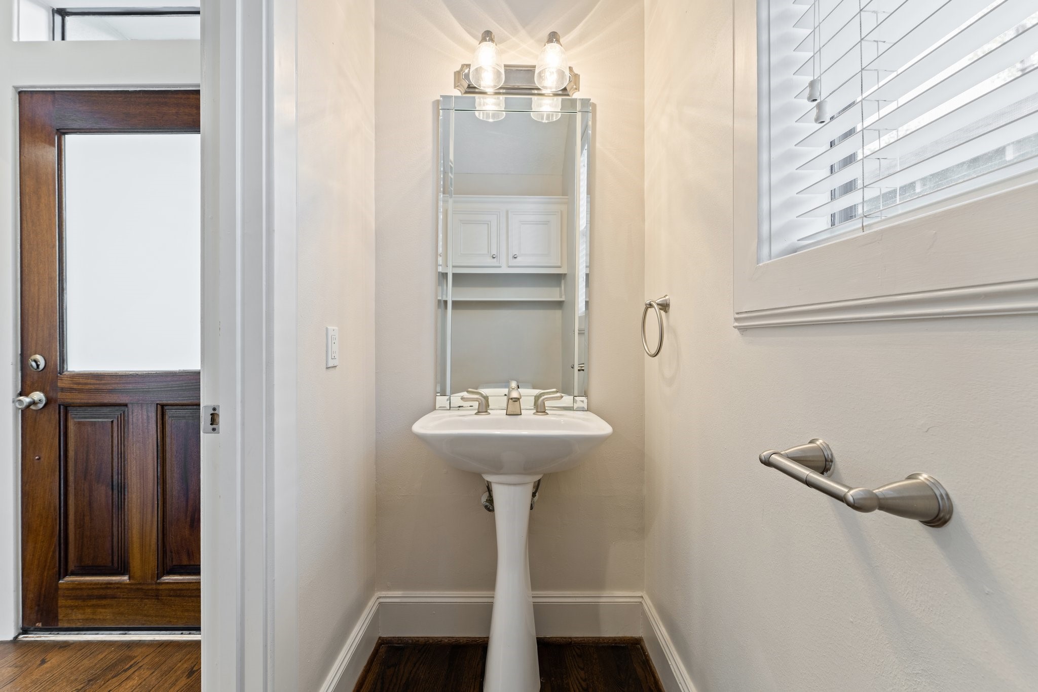 5422 Gibson Street, Unit A Houston, TX 77007 - Photo 15 of 42 First floor powder room.