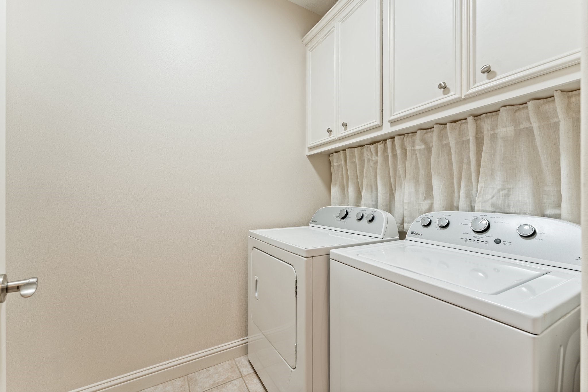5422 Gibson Street, Unit A Houston, TX 77007 - Photo 29 of 42 Laundry room is on the second floor, easily accessible from primary bedroom.