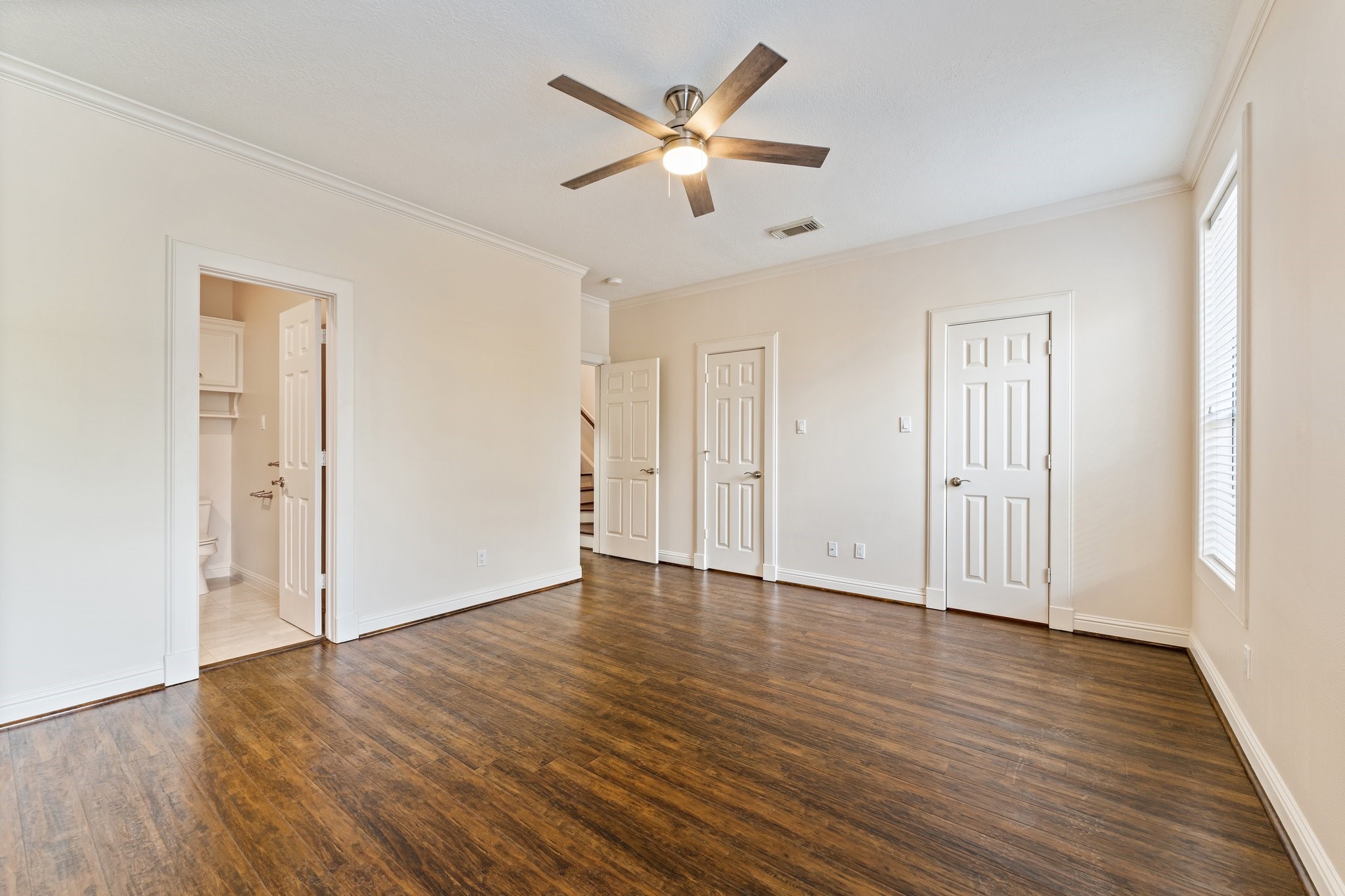 5422 Gibson Street, Unit A Houston, TX 77007 - Photo 31 of 42 Second bedroom on 2nd floor is very spacious. All bedrooms in this home are large.