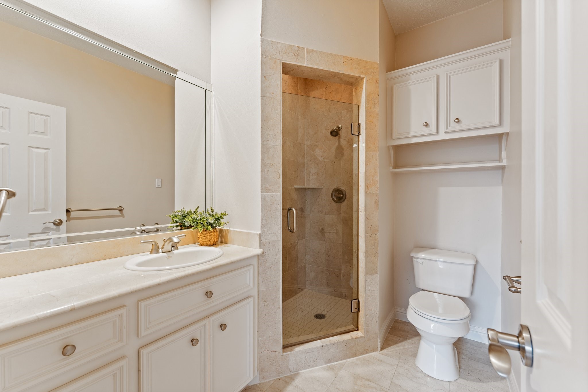 5422 Gibson Street, Unit A Houston, TX 77007 - Photo 33 of 42 Ensuite bathroom for second bedroom.