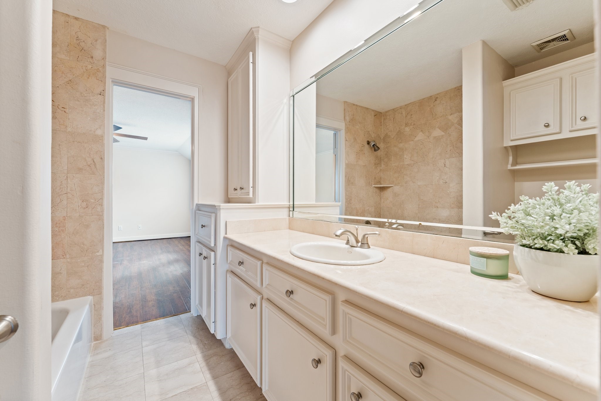 5422 Gibson Street, Unit A Houston, TX 77007 - Photo 36 of 42 Large bathroom on third floor is shared by the two bedrooms on the third floor.