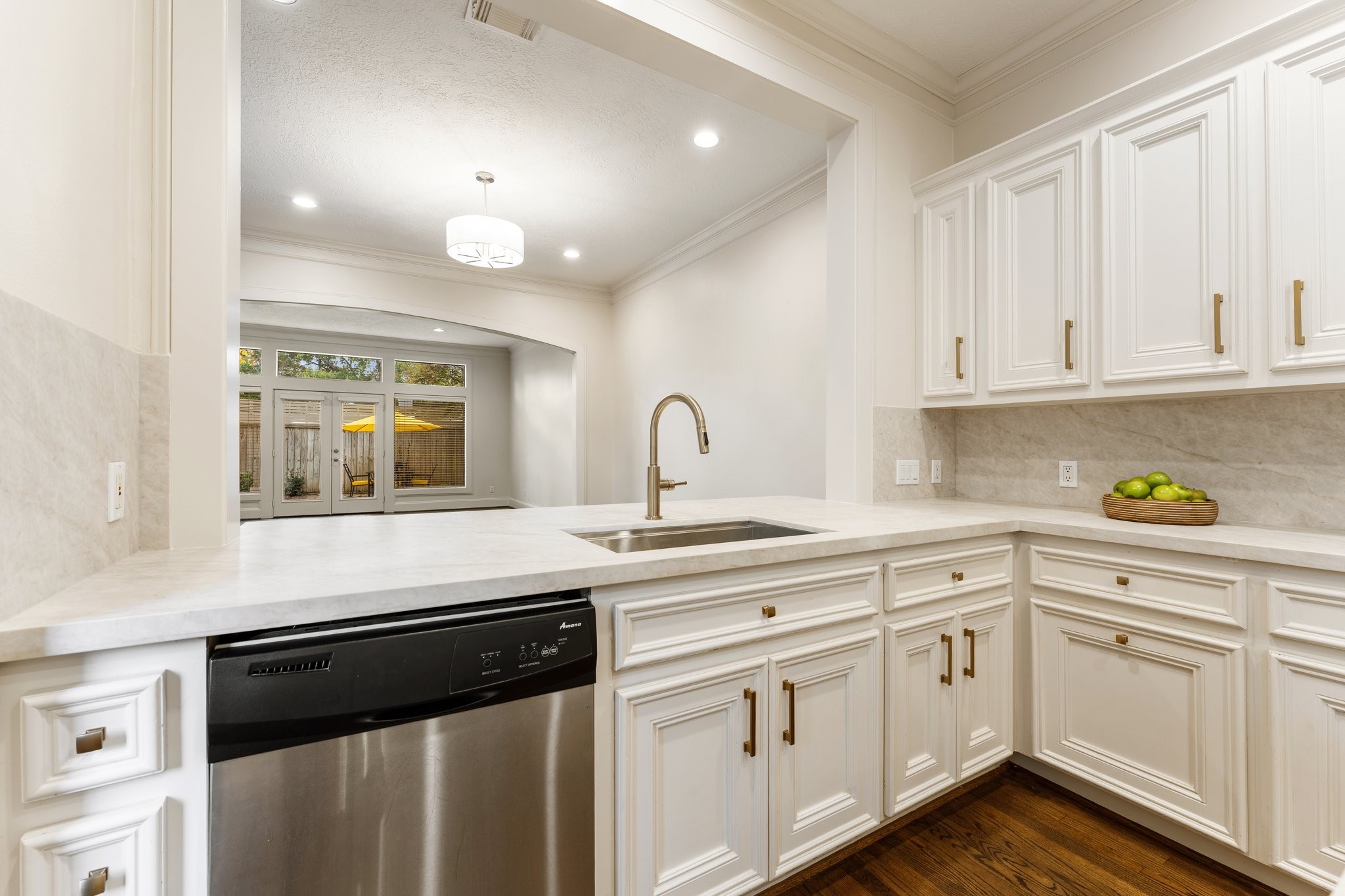 5422 Gibson Street, Unit A Houston, TX 77007 - Photo 4 of 42 Remodel just completed! New quartz counters, slab backsplash and fantastic layout.