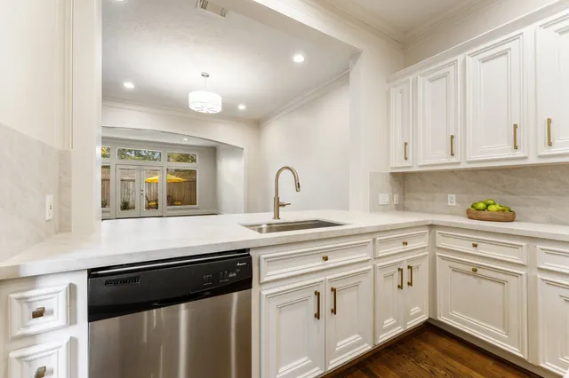 $4,800 | 5422 Gibson Street, Unit A, Houston, TX 77007