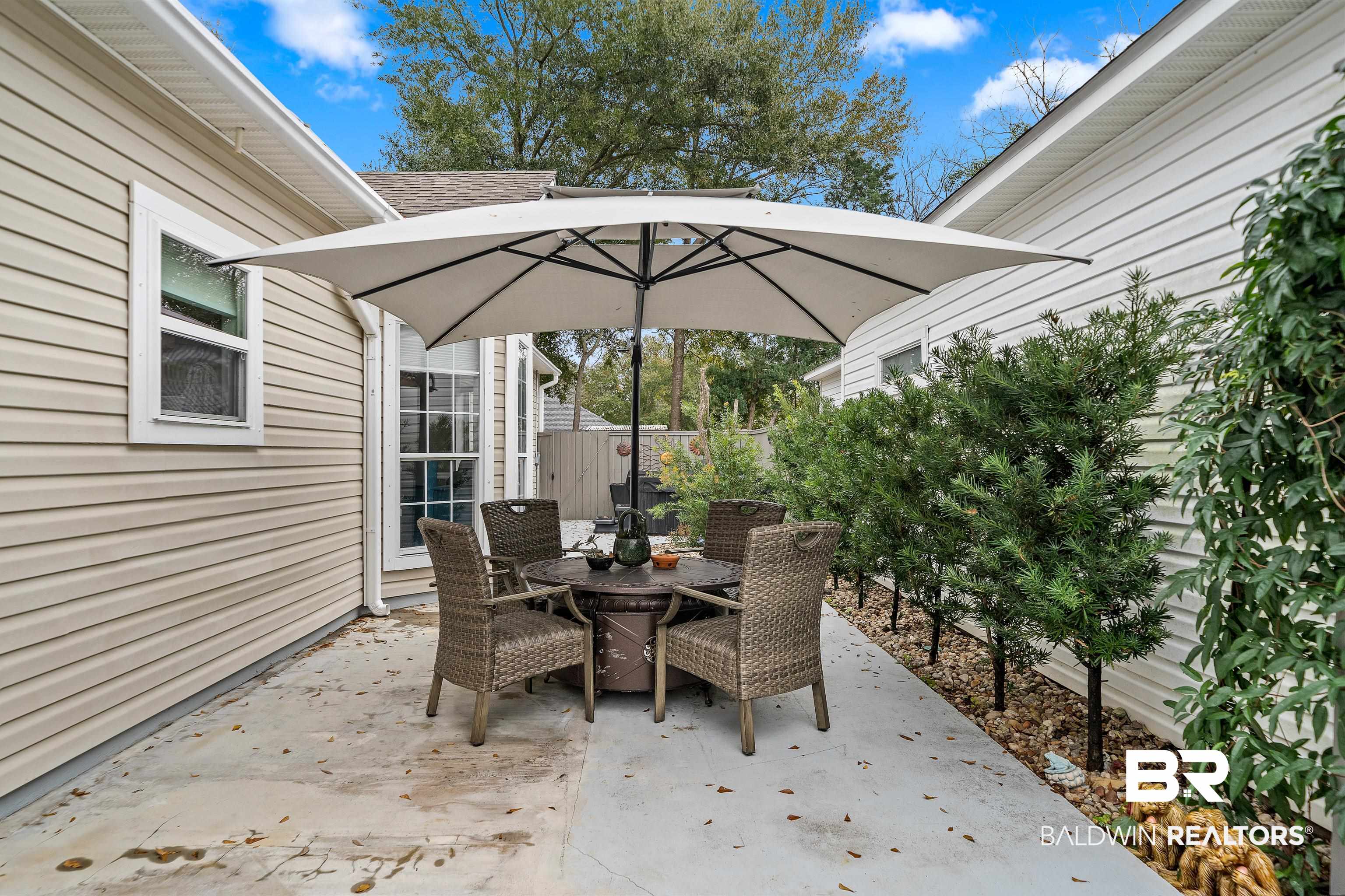 43 Cottage Drive Fairhope, AL 36532 - Photo 18 of 23 Courtyard area