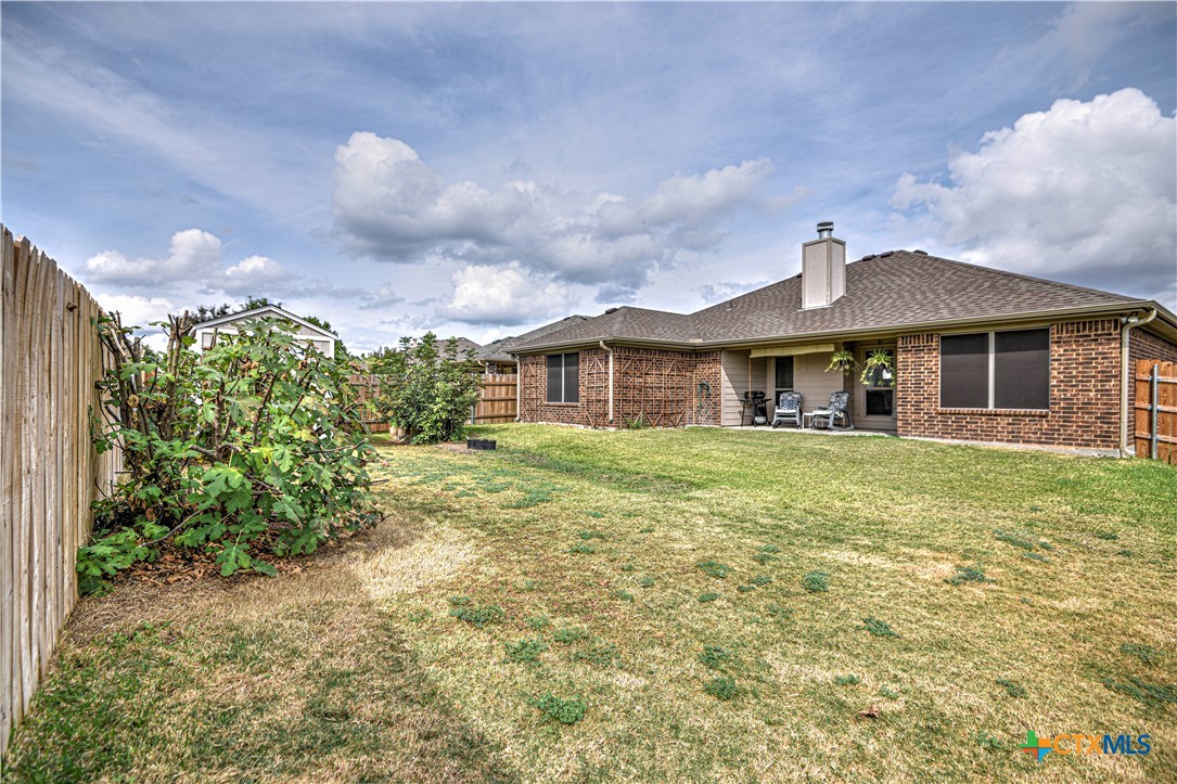 8405 Split Trl Cove Temple, TX 76502 - Photo 34 of 37 a front view of a house with a garden