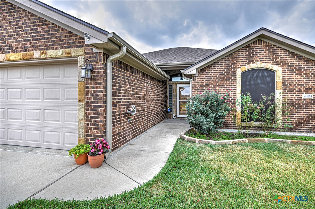 8405 Split Trl Cove Temple, TX 76502 - Photo 4 of 37 a front view of a house with a yard