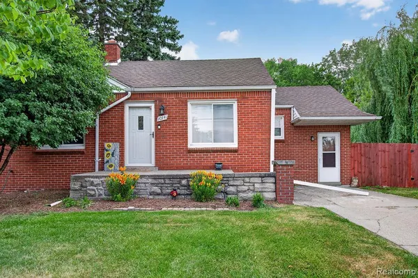 $175,000 | 30541 Utica Road, Roseville, MI 48066