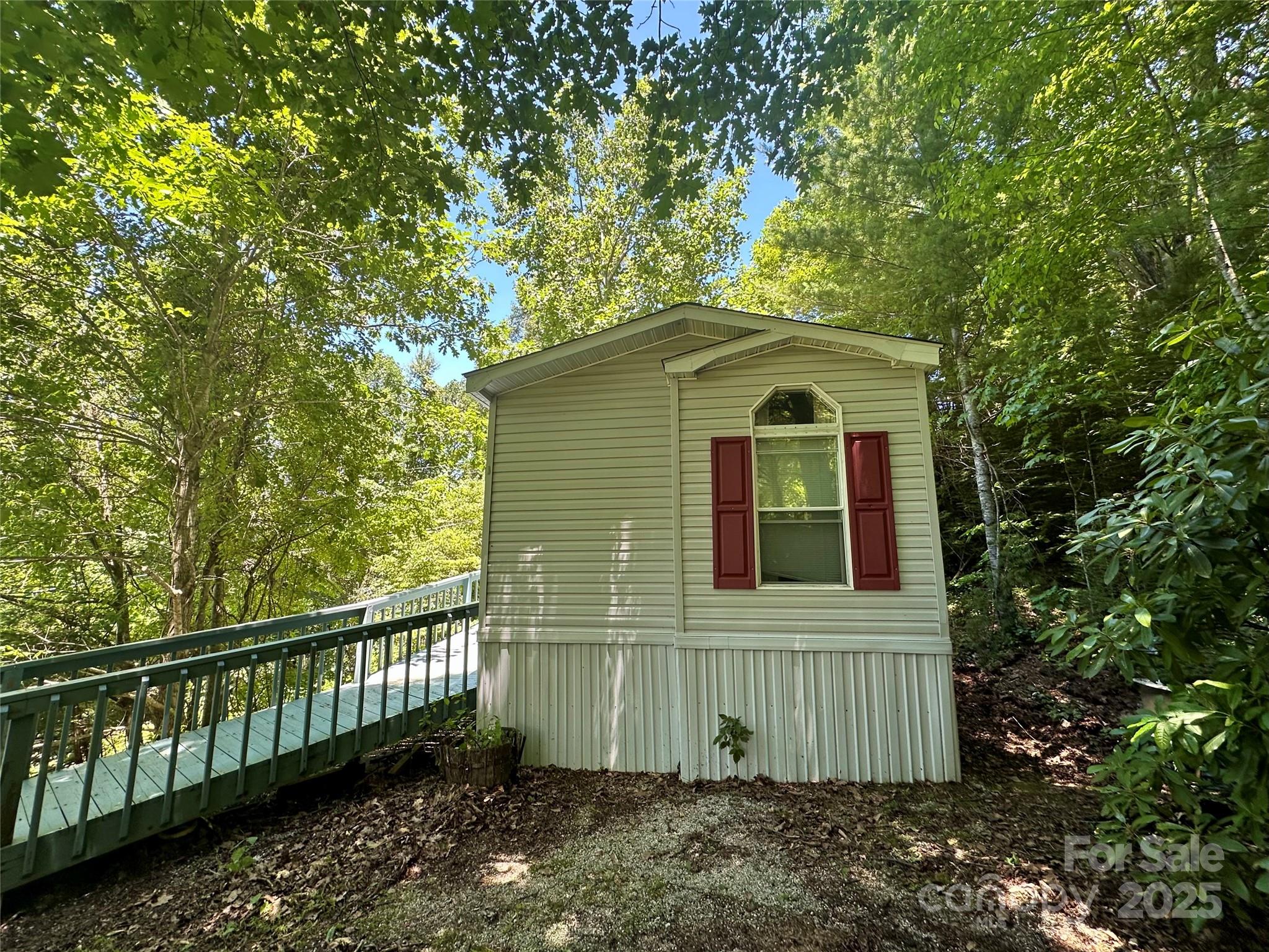 572 Blue Rdg Parkway Spruce Pine, NC 28777 - Photo 22 of 38 a front view of a house with a garden