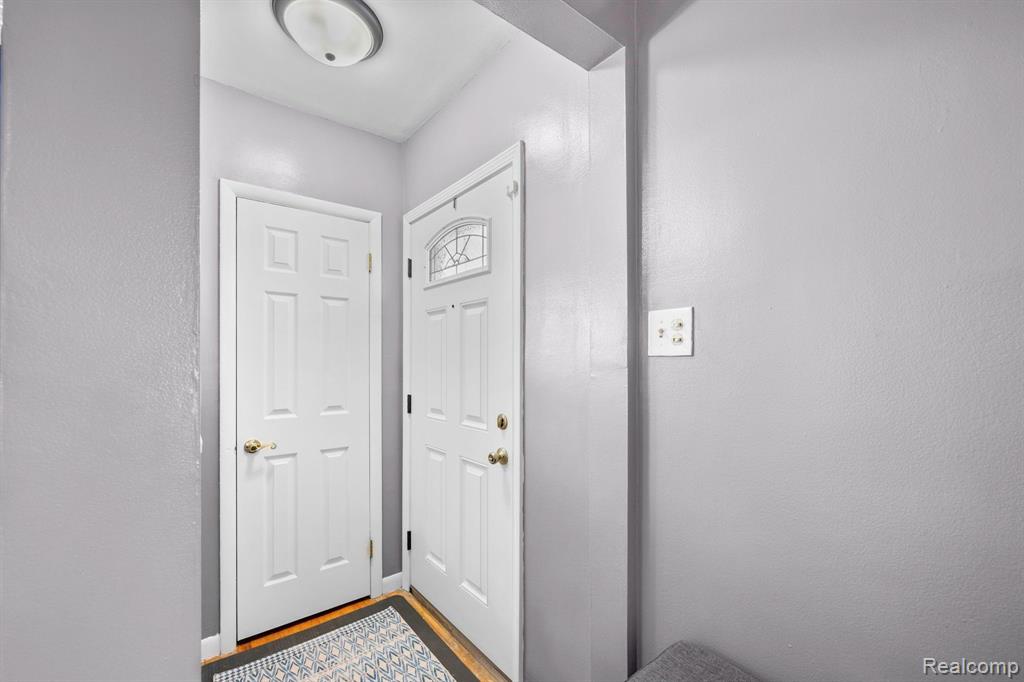 23062 Lexington Avenue Eastpointe, MI 48021 - Photo 3 of 29