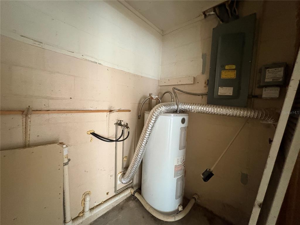 3922 South Apopka Avenue Inverness, FL 34452 - Photo 21 of 39 a utility room with dryer and washer