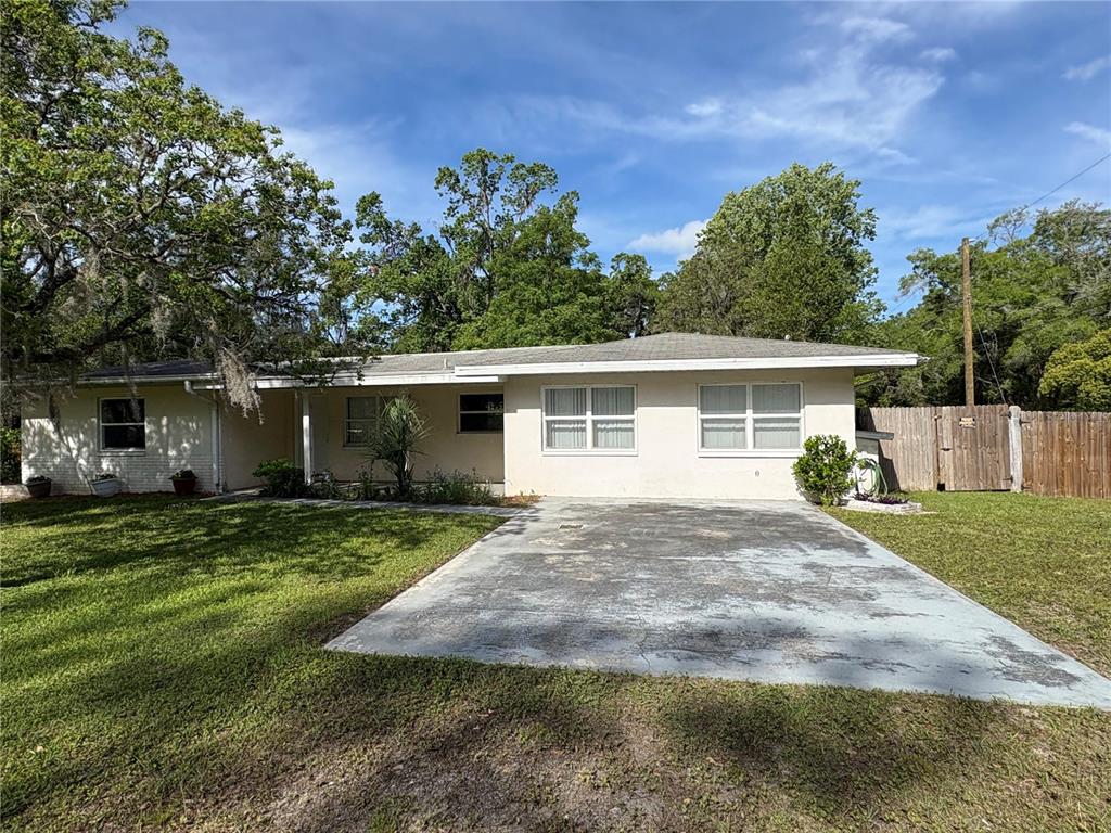 3922 South Apopka Avenue Inverness, FL 34452 - Photo 34 of 39 front view of a house with a yard