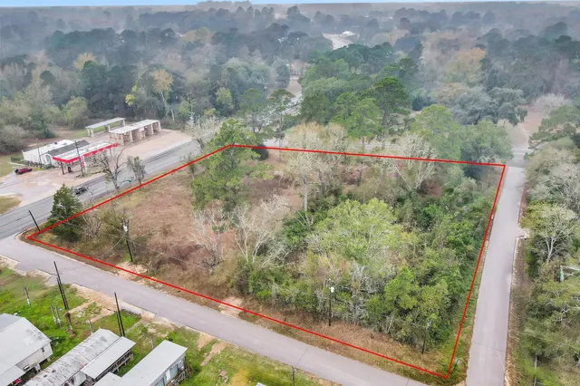 a view of a yard with a street view