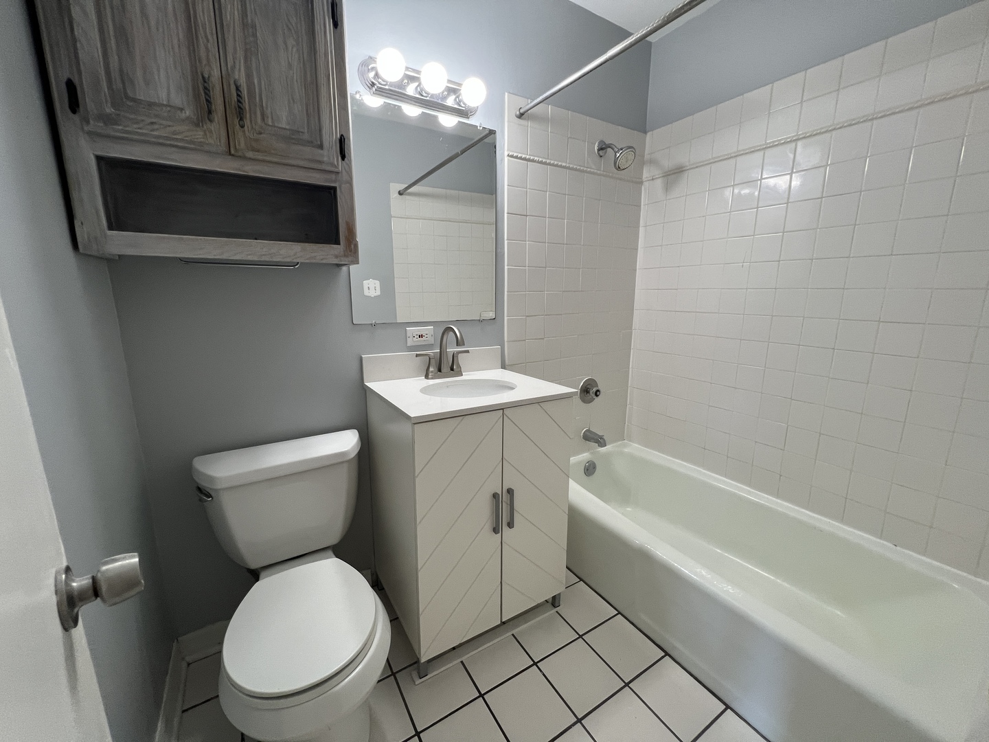 1024 West Byron Street, Unit 3W Chicago, IL 60613 - Photo 16 of 27 a bathroom with a toilet a sink and bathtub