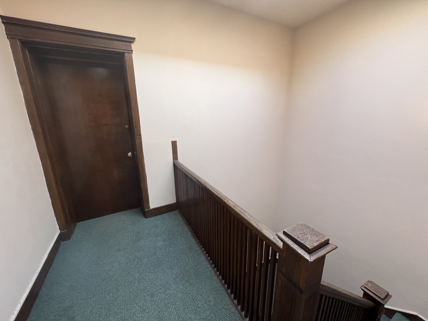1024 West Byron Street, Unit 3W Chicago, IL 60613 - Photo 17 of 27 a view of stairs