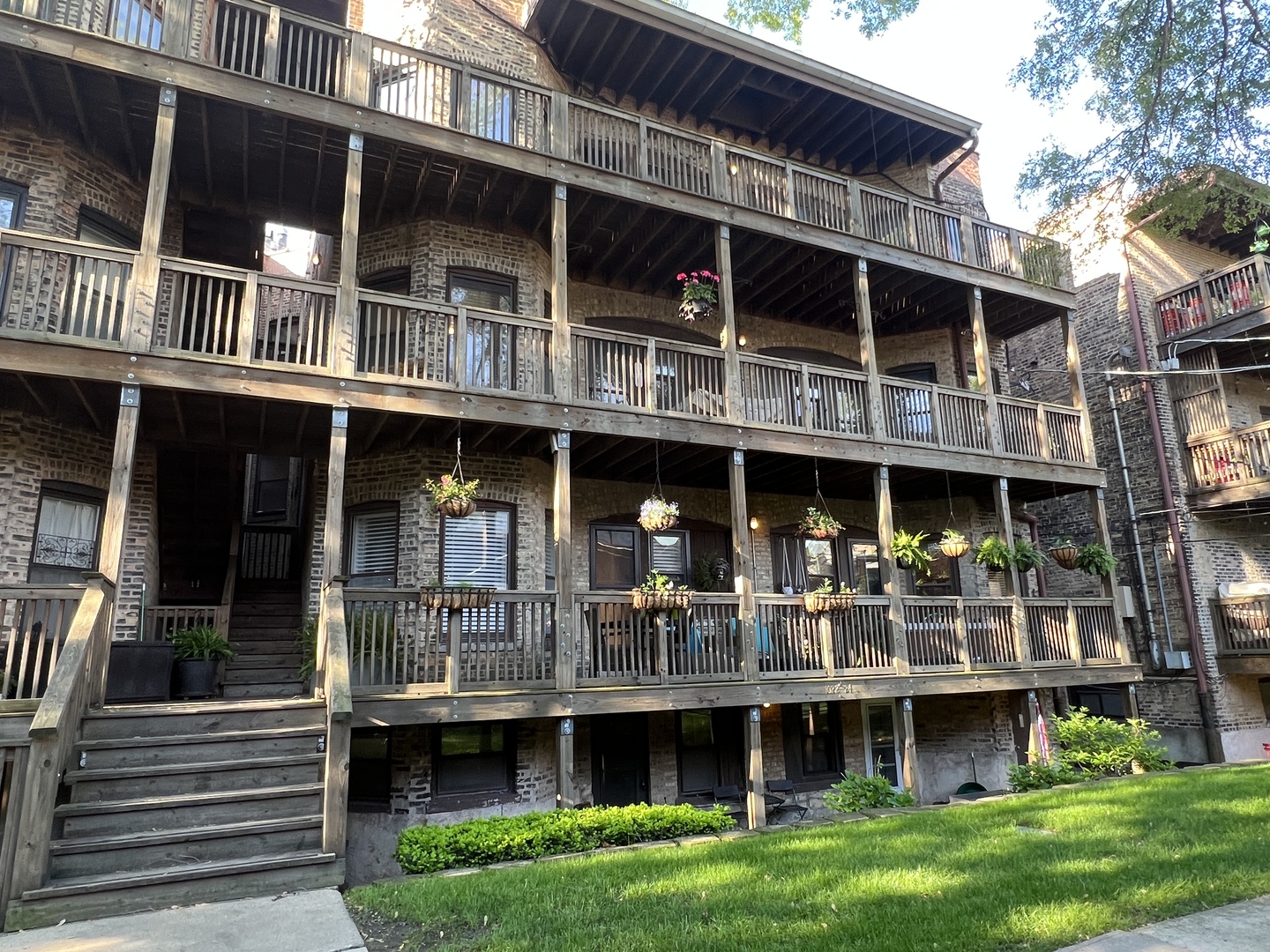 1024 West Byron Street, Unit 3W Chicago, IL 60613 - Photo 20 of 27 a front view of building with yard