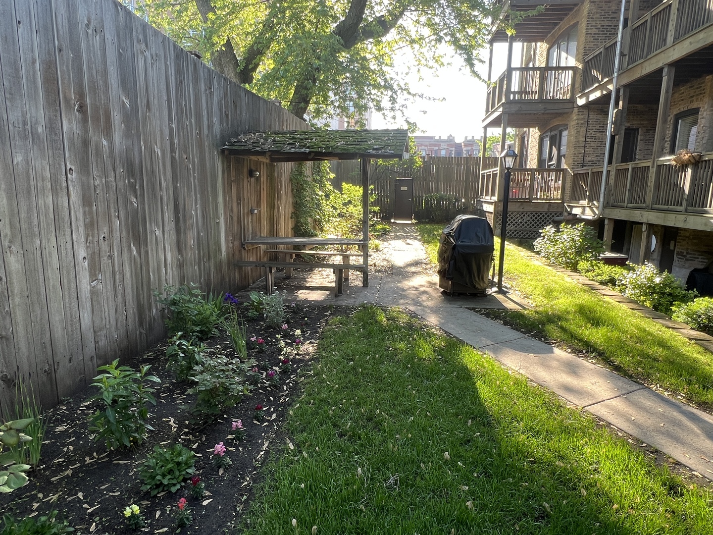 1024 West Byron Street, Unit 3W Chicago, IL 60613 - Photo 22 of 27 a view of a house with backyard and sitting area