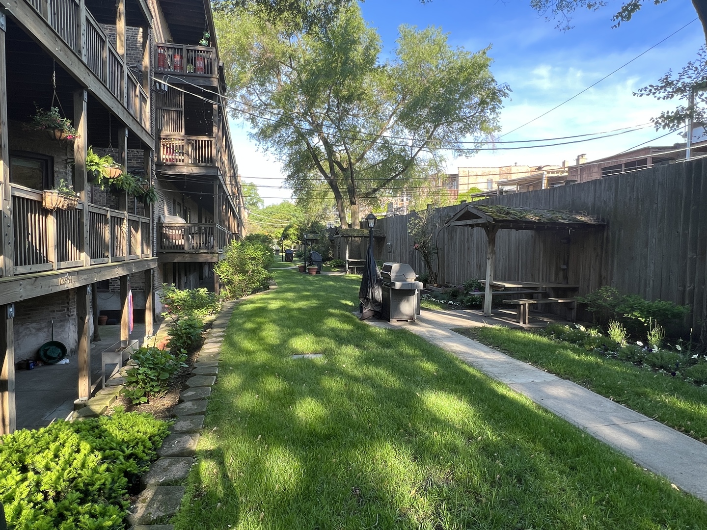 1024 West Byron Street, Unit 3W Chicago, IL 60613 - Photo 23 of 27 a view of a back yard
