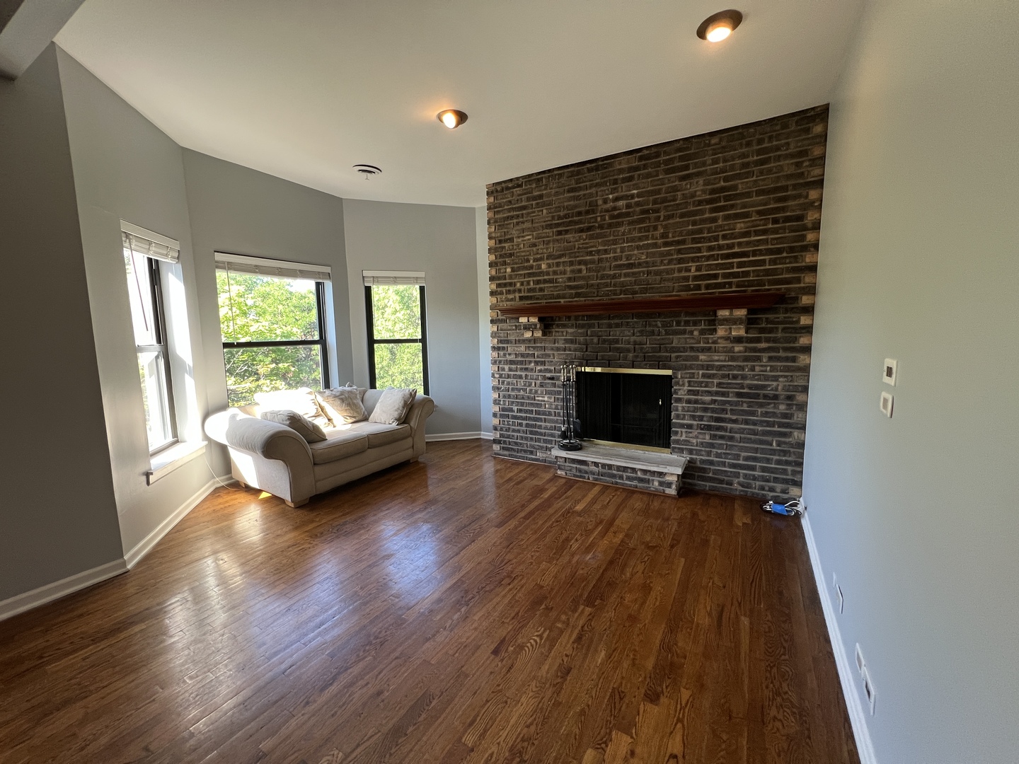 1024 West Byron Street, Unit 3W Chicago, IL 60613 - Photo 6 of 27 a living room with furniture and a fireplace