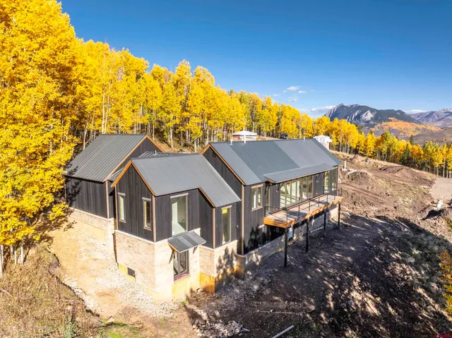 a view of house with a yard