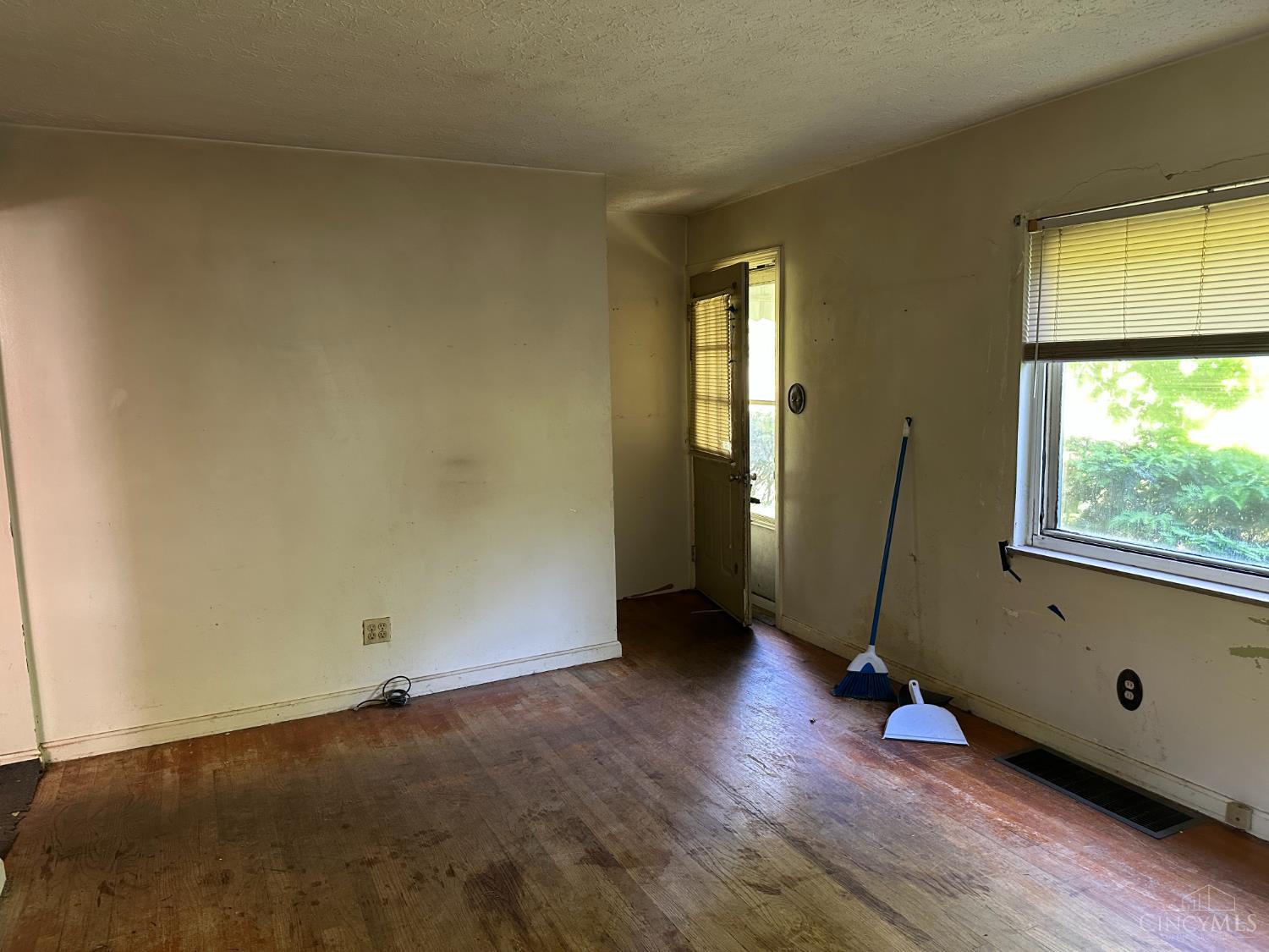 5104 Jonkard Road Cincinnati, OH 45247 - Photo 7 of 42
