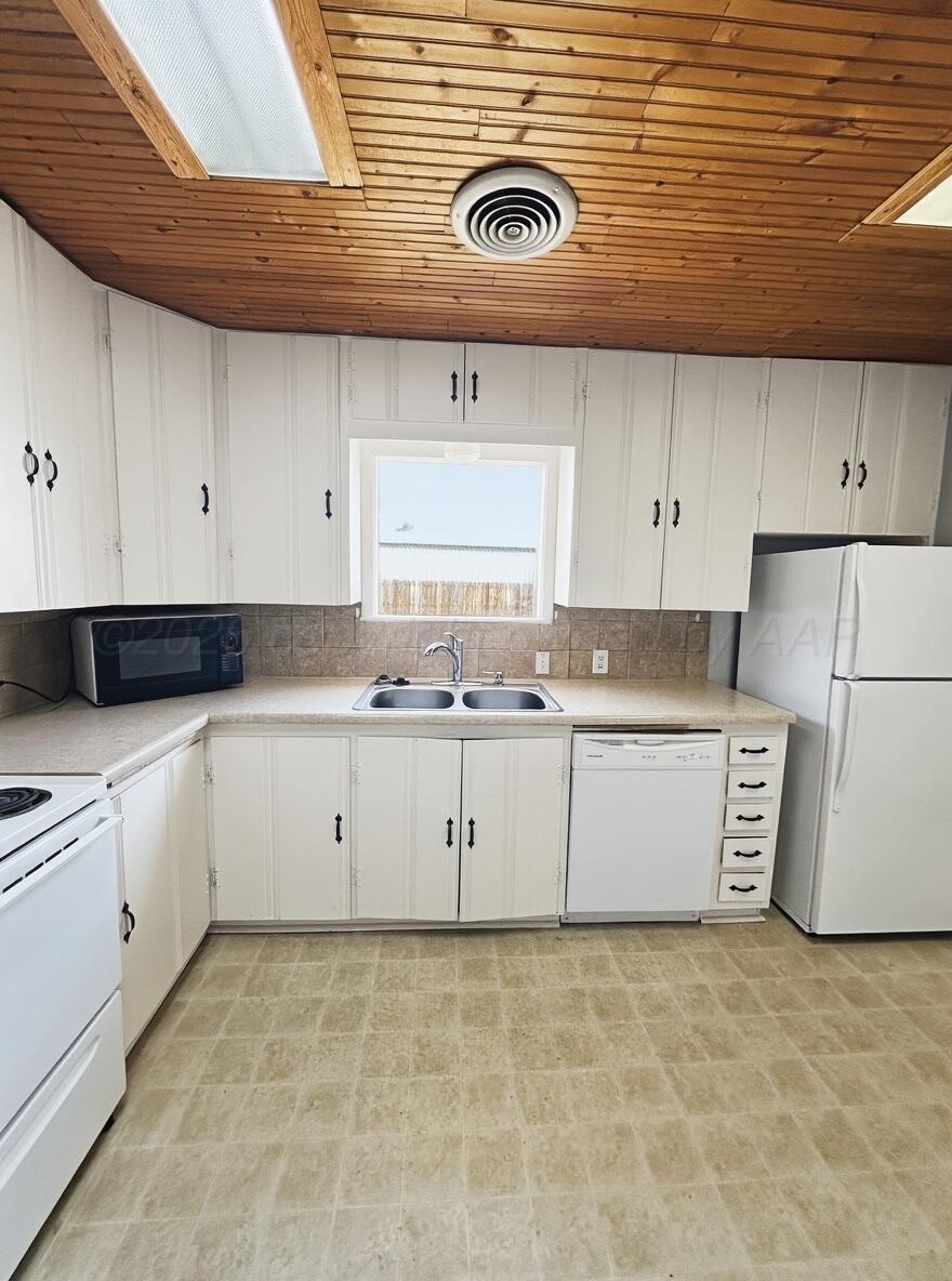 506 Northwest 4th Street Tulia, TX 79088 - Photo 18 of 30 a utility room with cabinets