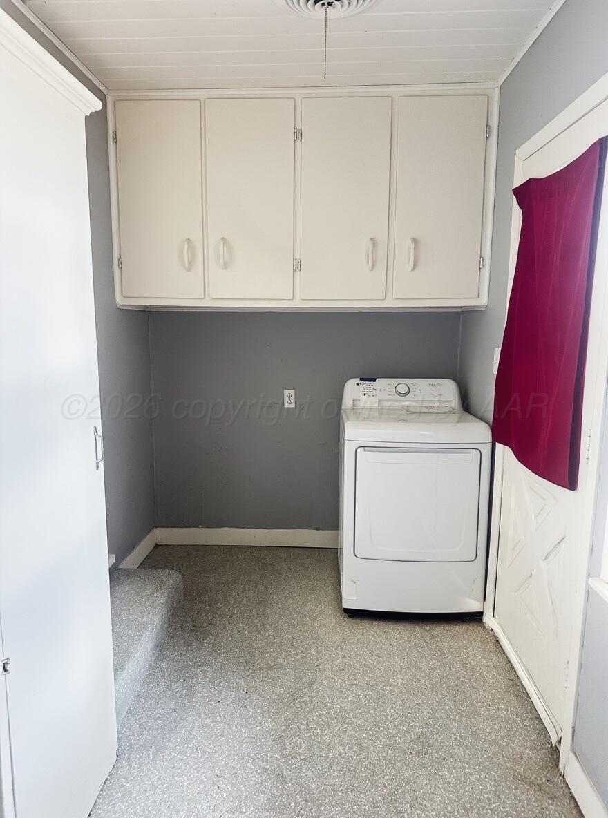 506 Northwest 4th Street Tulia, TX 79088 - Photo 27 of 30 a utility room with dryer and washer