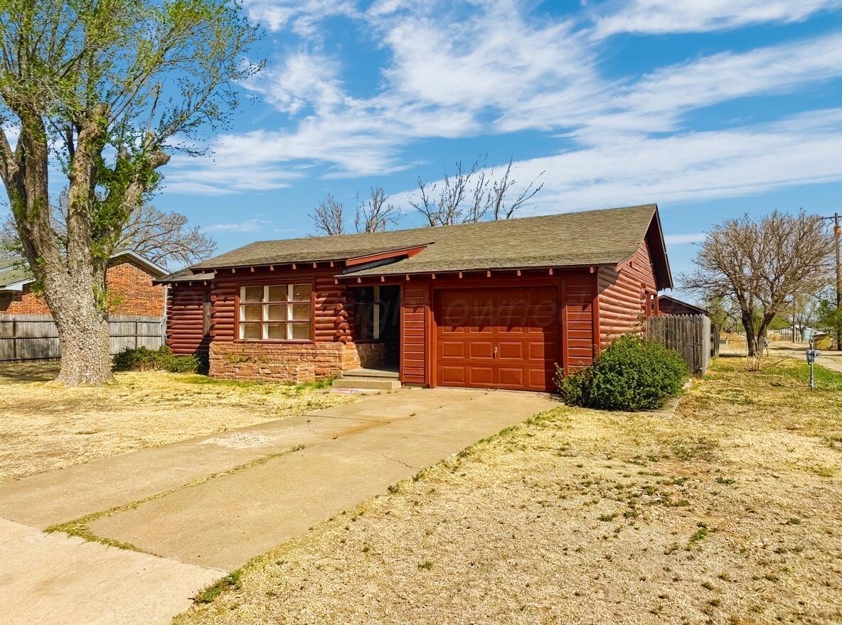 506 Northwest 4th Street Tulia, TX 79088 - Photo 3 of 30 a front view of a house with a yard