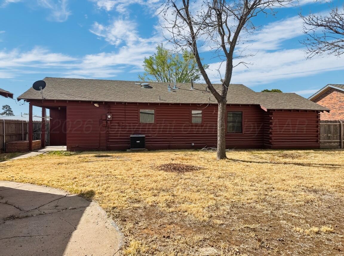 506 Northwest 4th Street Tulia, TX 79088 - Photo 5 of 30 a house with a outdoor space