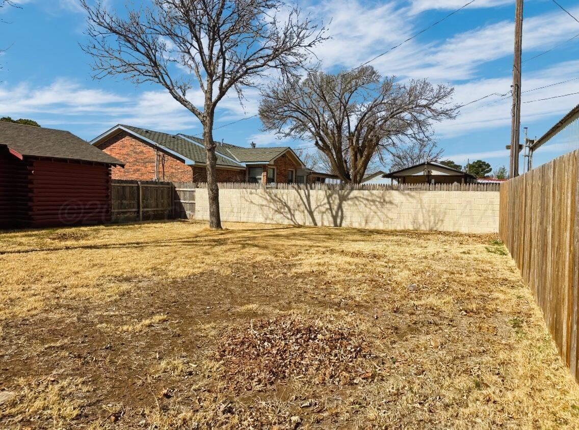 506 Northwest 4th Street Tulia, TX 79088 - Photo 6 of 30 a view of a house with a yard