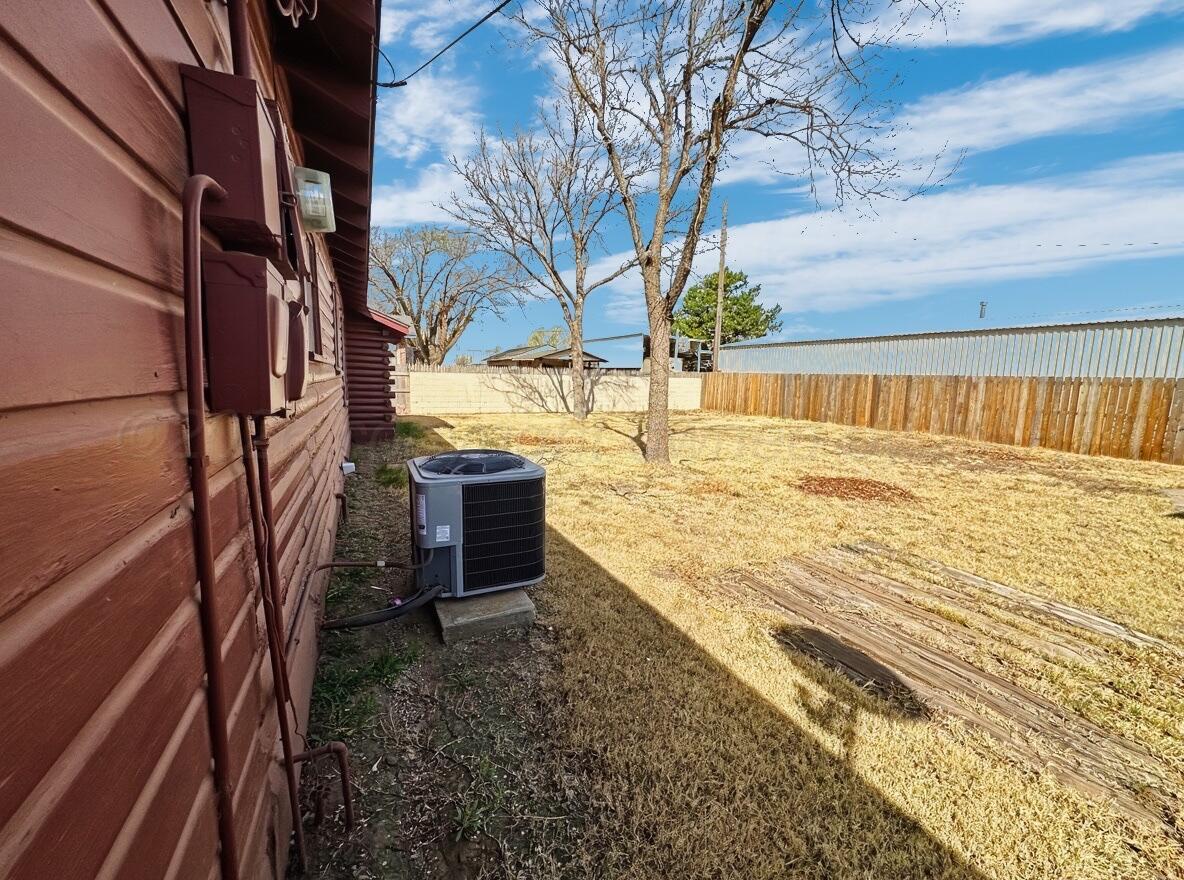 506 Northwest 4th Street Tulia, TX 79088 - Photo 7 of 30 a view of an ocean with a backyard