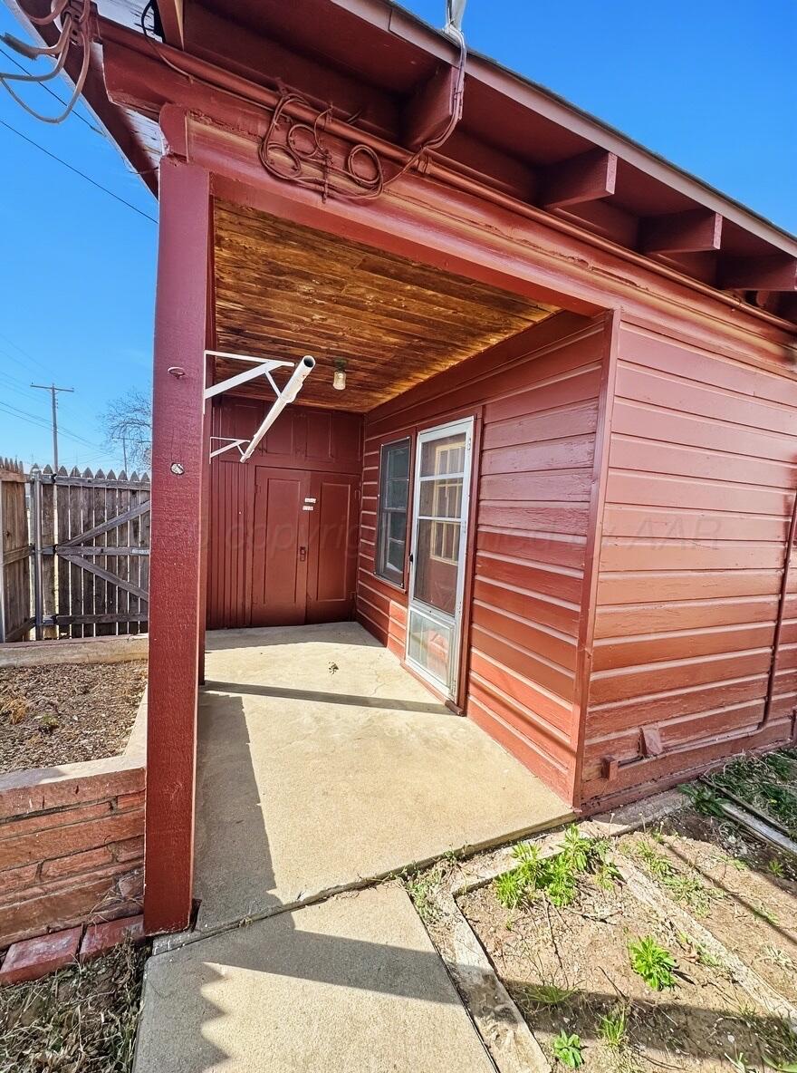 506 Northwest 4th Street Tulia, TX 79088 - Photo 8 of 30 a view of a door of the house