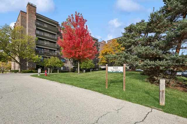 $215,000 | 920 Vose Drive, Unit 202, Gurnee, IL 60031