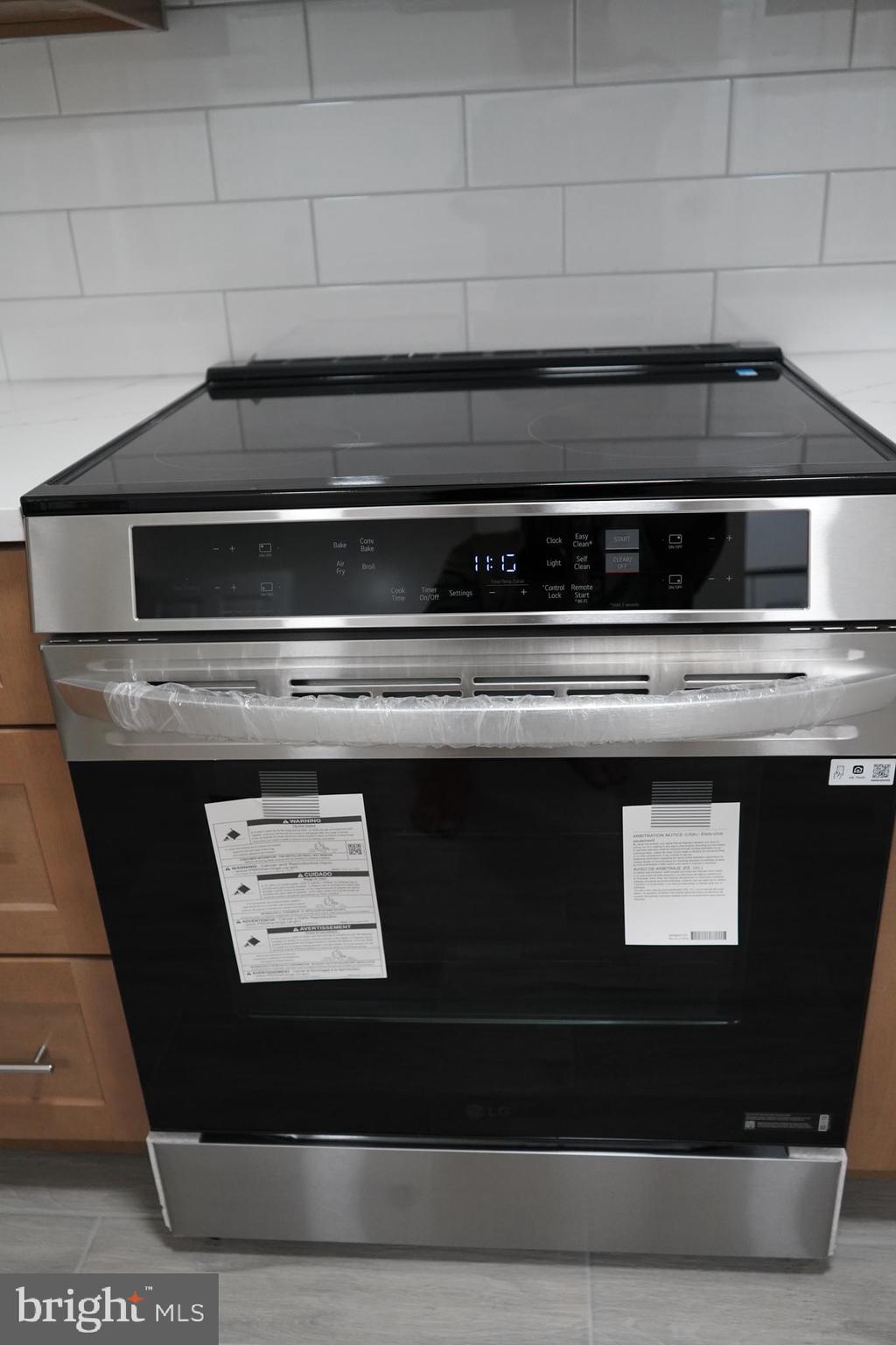 802 West Barre Street Baltimore, MD 21230 - Photo 18 of 72 a close view of stove