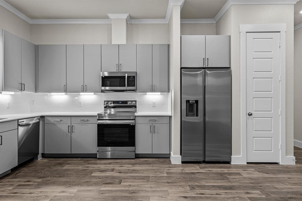 3282 Ganzer Road West, Unit 819B Denton, TX 76207 - Photo 9 of 40 a kitchen with a refrigerator stove and microwave