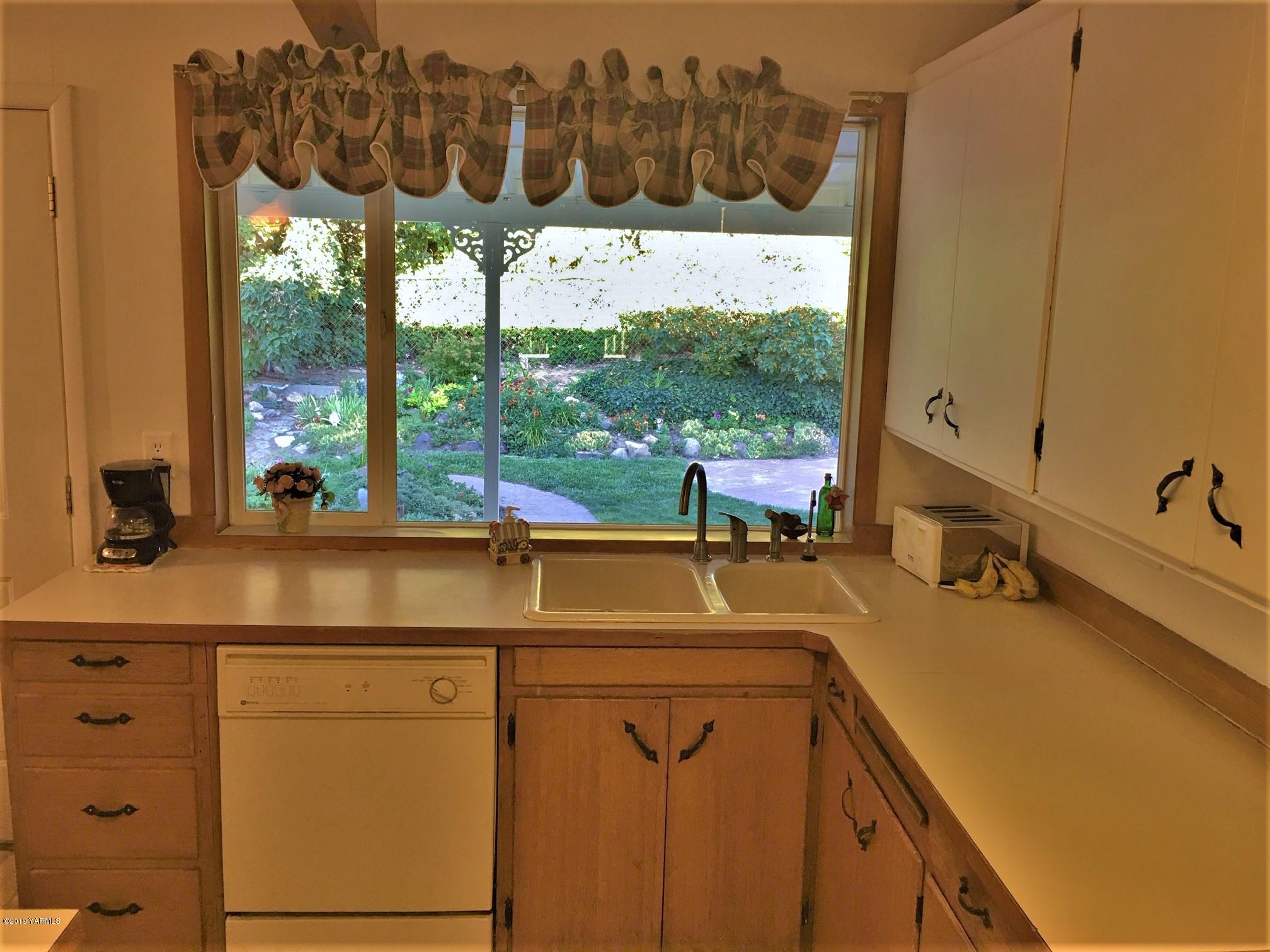 1220 Swan Road Sunnyside, WA 98944 - Photo 2 of 22 a view of a sink and a large window