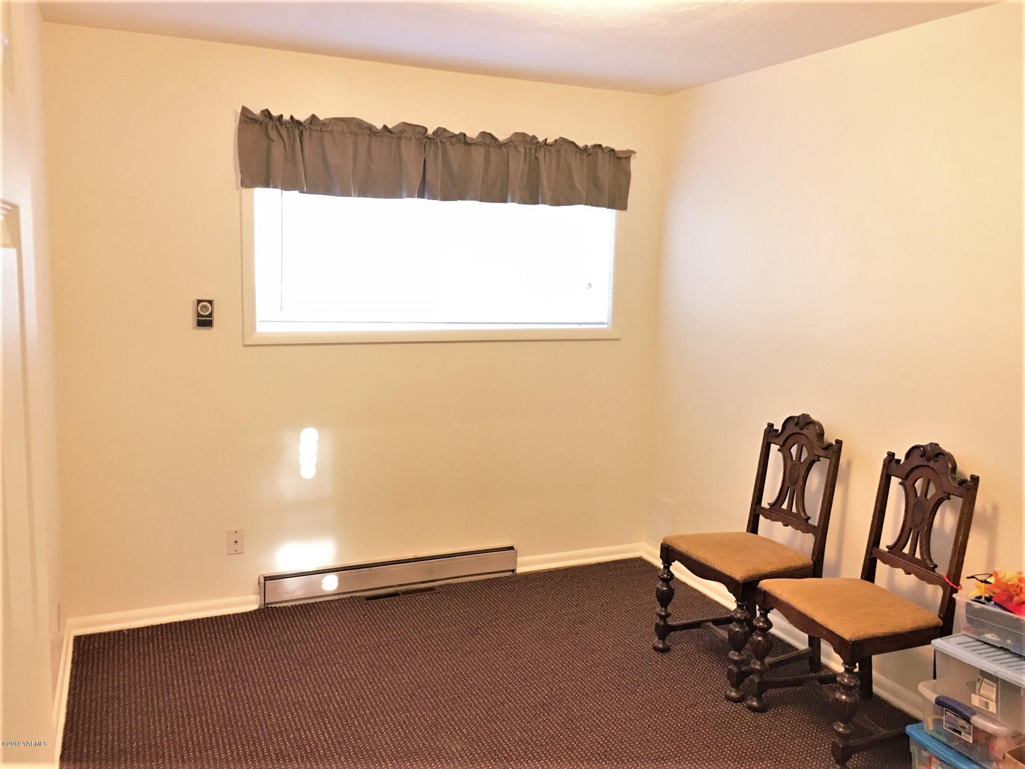 1220 Swan Road Sunnyside, WA 98944 - Photo 11 of 22 a view of a room with a table and chairs