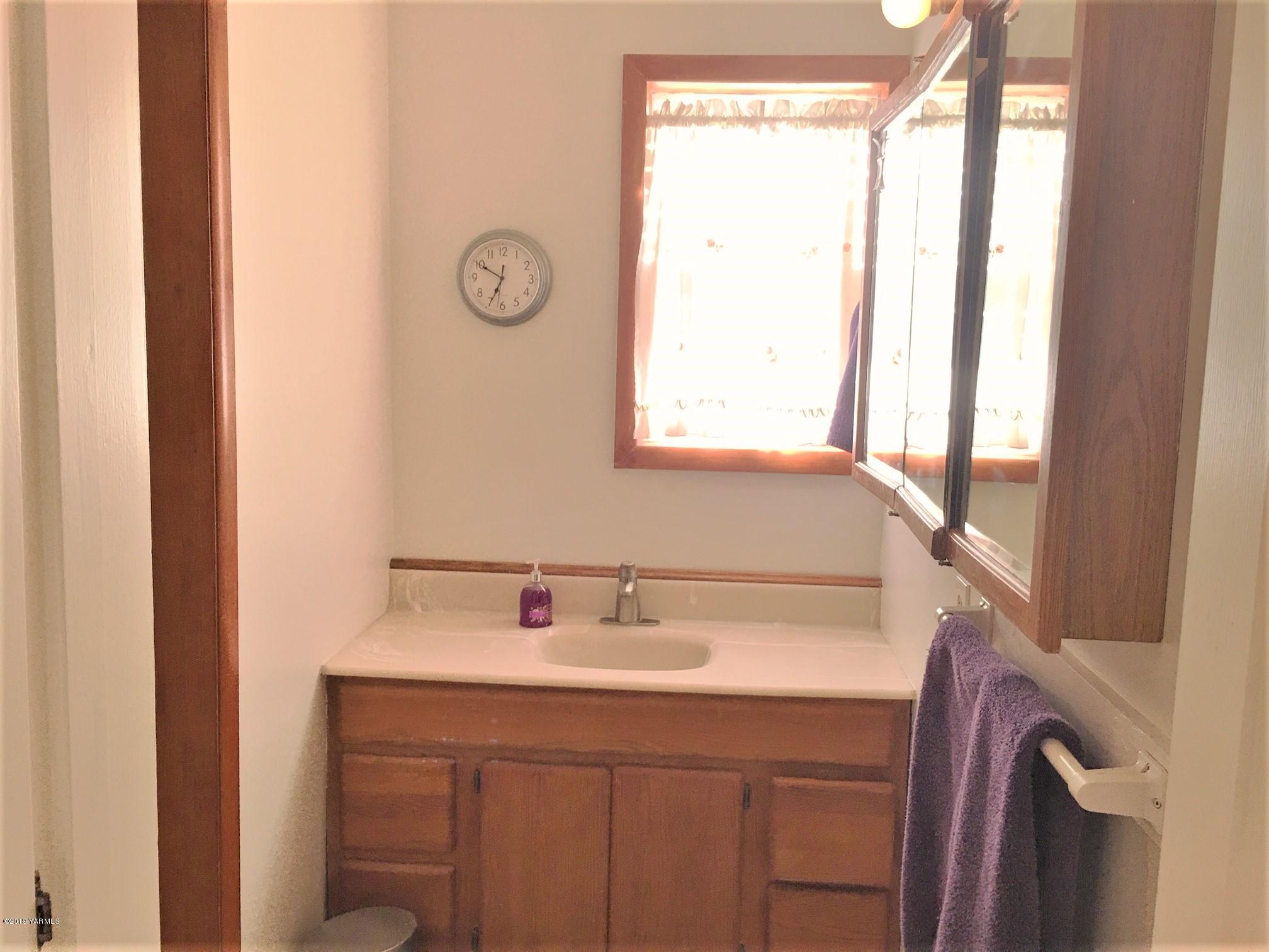 1220 Swan Road Sunnyside, WA 98944 - Photo 13 of 22 a bathroom with a sink and a mirror