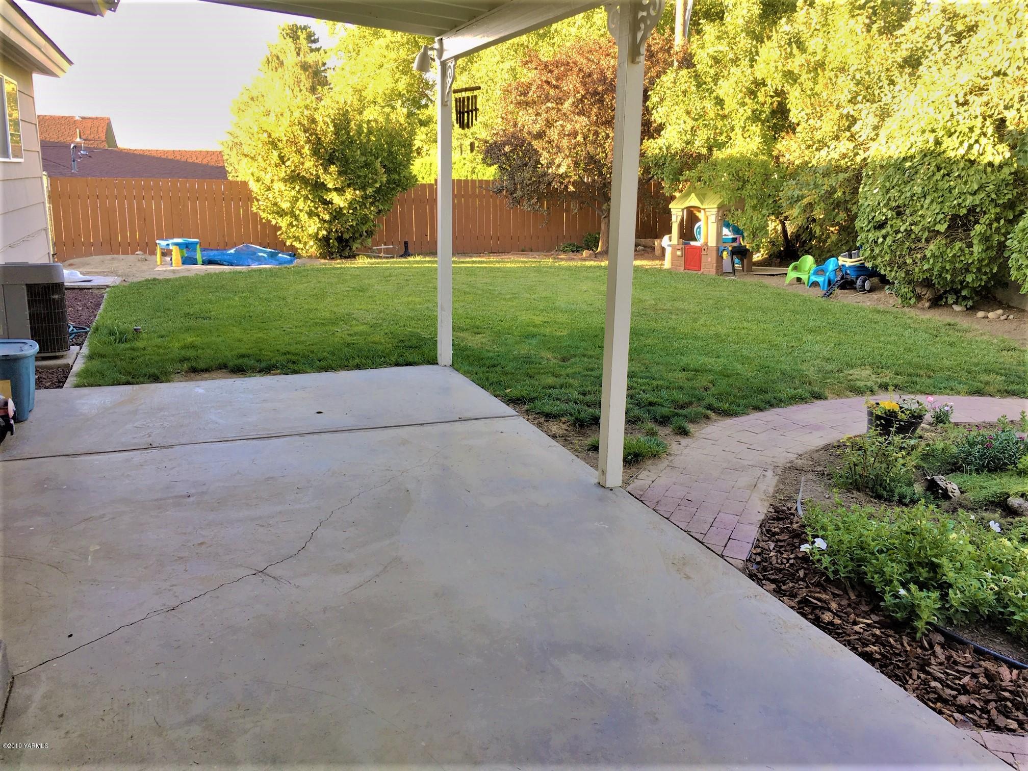 1220 Swan Road Sunnyside, WA 98944 - Photo 18 of 22 a view of backyard with green space